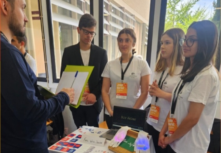 Alunos do 11.º C marcam presença na Junior Market